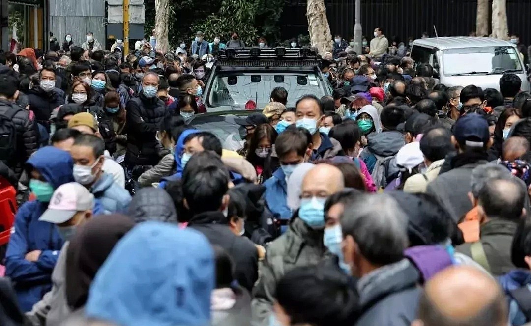 谣传内地停止供应，香港人疯抢卫生纸、避孕套，超市被买空！还有4000人排队抢口罩…（组图） - 22