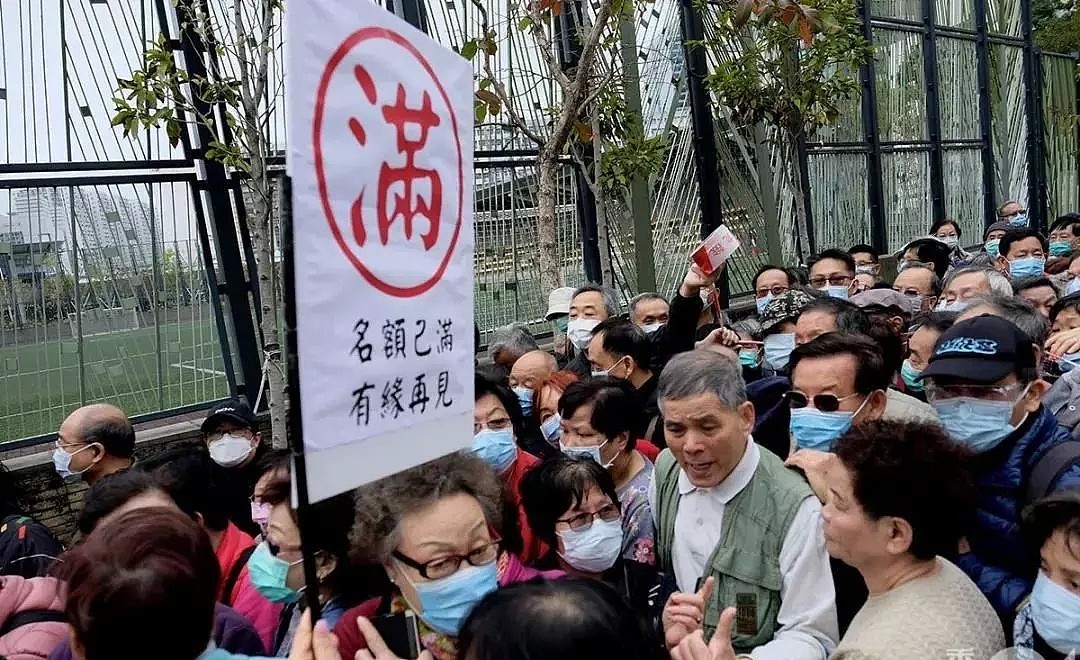谣传内地停止供应，香港人疯抢卫生纸、避孕套，超市被买空！还有4000人排队抢口罩…（组图） - 24