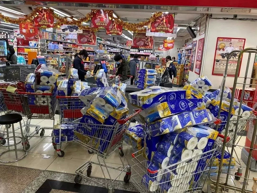 谣传内地停止供应，香港人疯抢卫生纸、避孕套，超市被买空！还有4000人排队抢口罩…（组图） - 3
