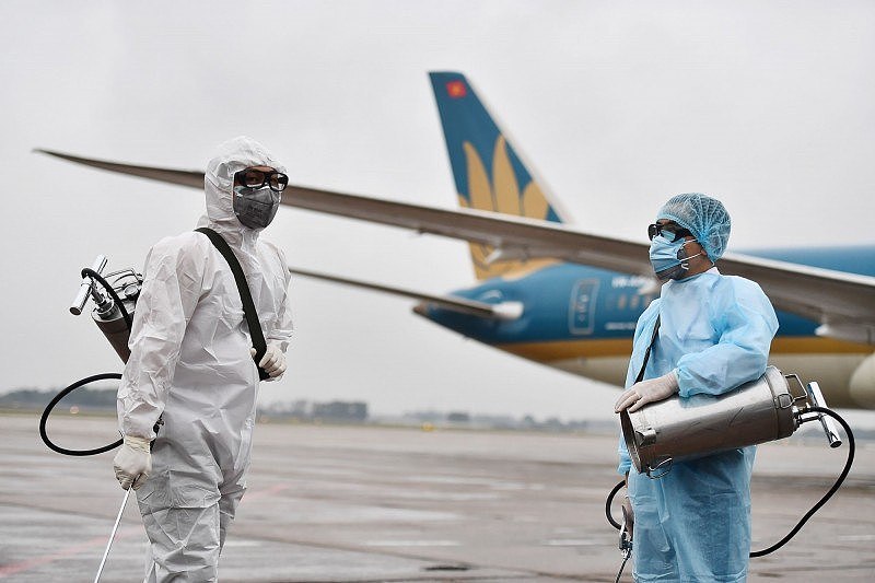 因应武汉肺炎疫情，逾百个国家或地区对入境旅客采取管制措施。 图中，位在越南河内的内排国际机场的相关人员正准备进到飞机消毒。 （法新社档案照）