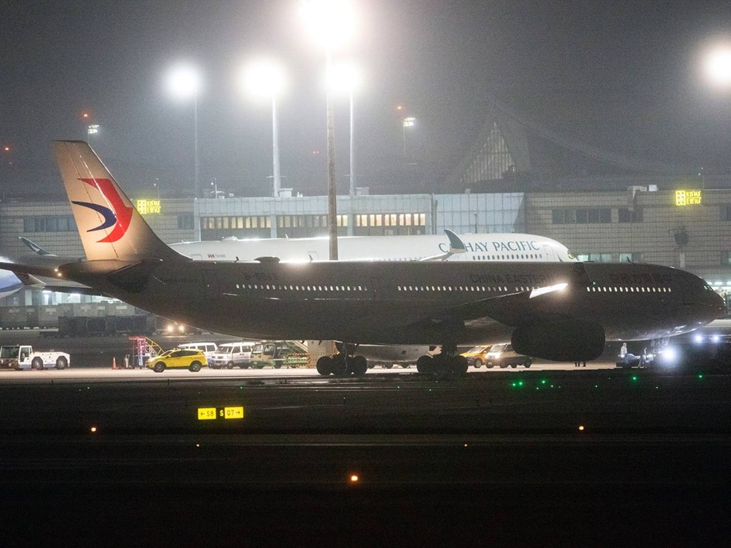 在两岸多方透过各种管道协调之下，接回武汉台商的包机2月3日23时40分抵达台湾桃园国际机场。（中央社）