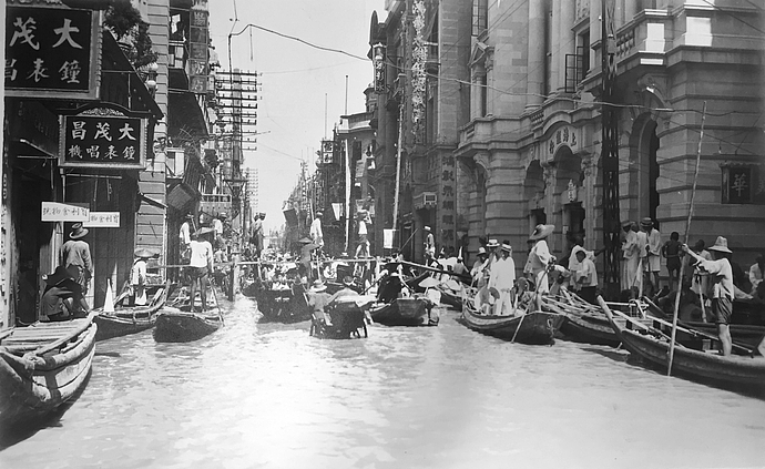 1931年，武汉洪水泛滥的街道上的小船 / 《汉口水灾摄影》