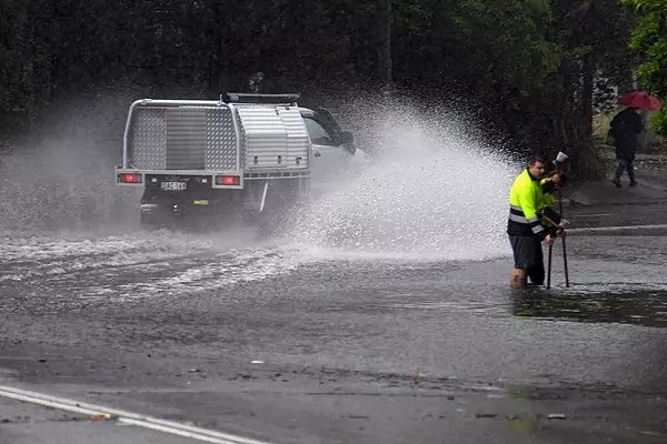 “怪物雨暴”横扫澳洲，刚送走了火，又迎来了水，澳洲居民又哭又笑……（组图） - 4