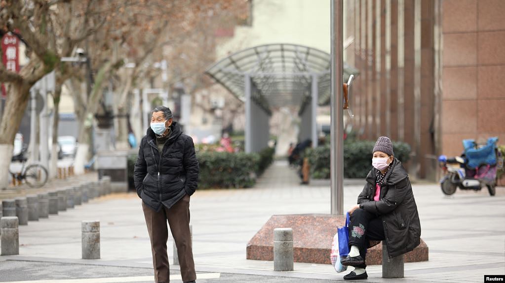 2020年2月7日中国武汉街头民众戴口罩的情景.
