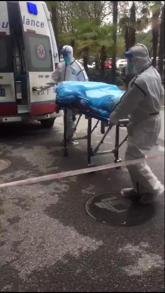 首个死亡病例家属口述：一周内肺部全白，医生起初以为是艾滋病