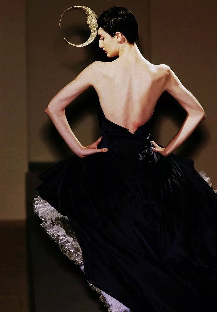 【美女】22岁逃出“疯人院”成Dior女王，怀孕8个月压轴高定大秀，42岁一头白发A爆时尚界，简直绝了！（组图） - 25