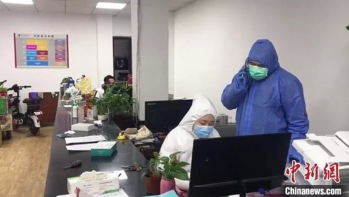 武汉社区“临时书记”的一天： 蹲着为9000位居民服务（视频/组图） - 2