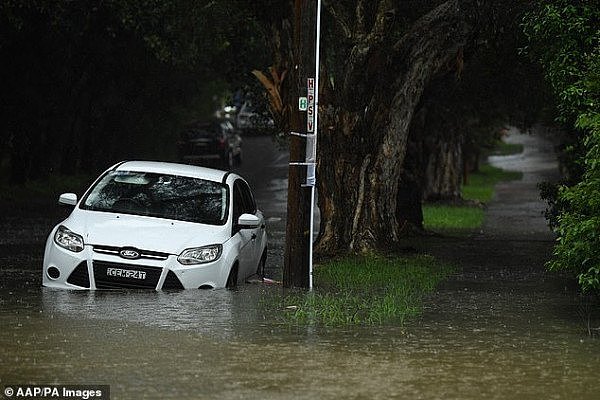 24516054-7985353-A_car_is_seen_under_floodwater_at_Marrickville_in_Sydney_on_Sund-a-1_1581296095869.jpg,0