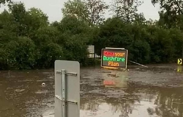 大火过后，暴雨又横扫新州！两次大灾对比照曝光！网友：之前一直求雨，但这也太大了（组图） - 11