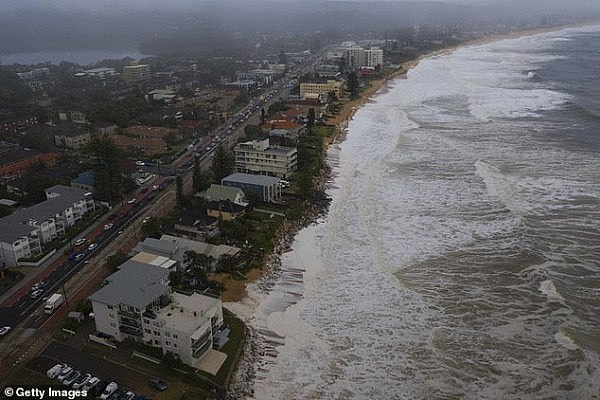 24518728-7985425-A_view_of_houses_in_Collaroy_on_the_Northern_Beaches_where_water-a-12_1581310766762.jpg,0