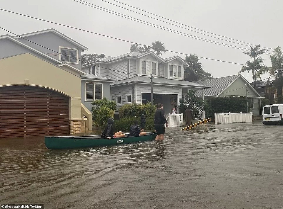 30年不遇暴雨“摧毁”悉尼城铁系统！多条线路早高峰大瘫痪！上班族被建议在家工作，全州40所学校关闭、逾10万户大断电！（组图） - 32