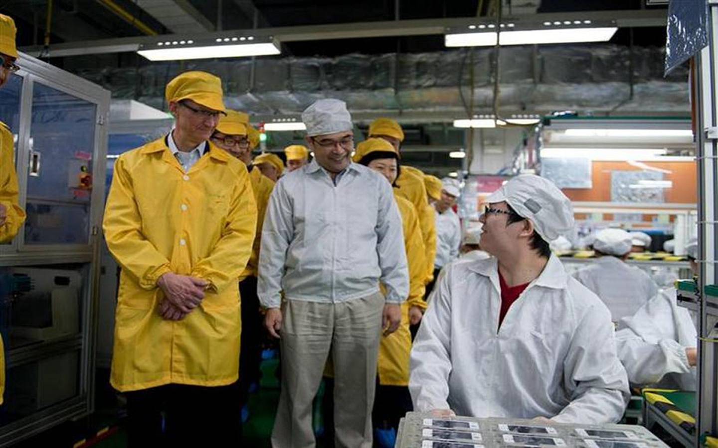 2012年苹果公司CEO库克（左）曾造访富士康位于中国河南省郑州的工厂。（Reuters）