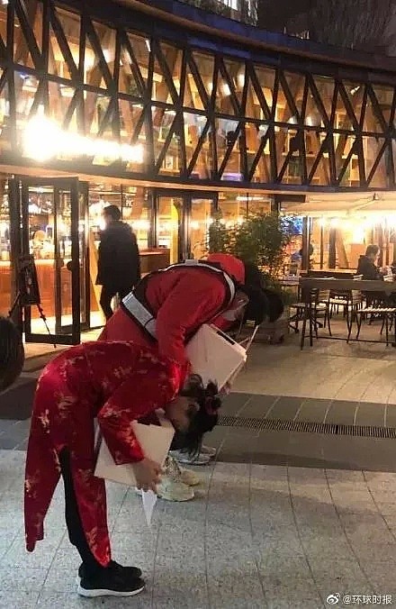 拼命鞠躬的日本女孩火了！身穿旗袍为中国募捐，称疫情后最想去武汉看樱花！（视频/组图） - 1