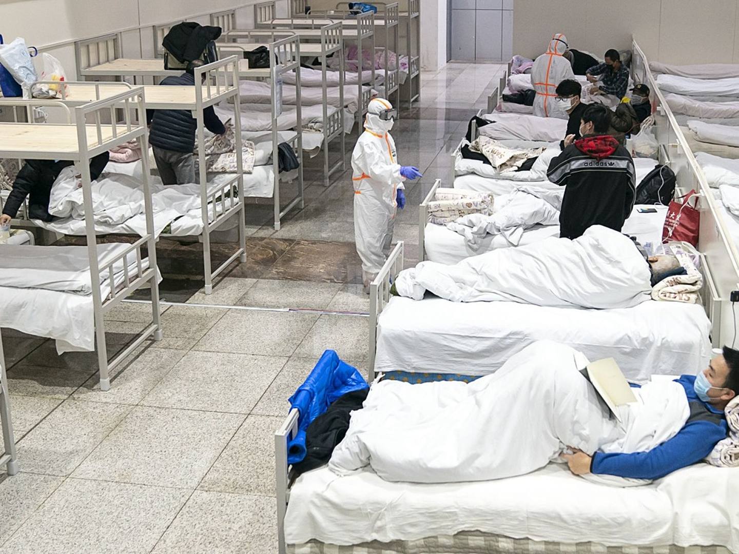 中国武汉首个方舱医院开始收治病人。2月5日，位于武汉市江汉区武汉国际会展中心的“方舱医院”正式启用，开始接收新型冠状病毒感染的肺炎轻症患者。这座“方舱医院”名为江汉方舱医院，床位数1,600张。（新华社）