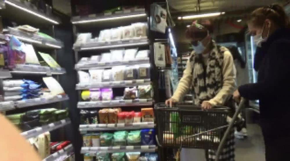 谢霆锋妈妈与老公超市购物，为防病毒戴个两口罩，却被人当街纠错（组图） - 3