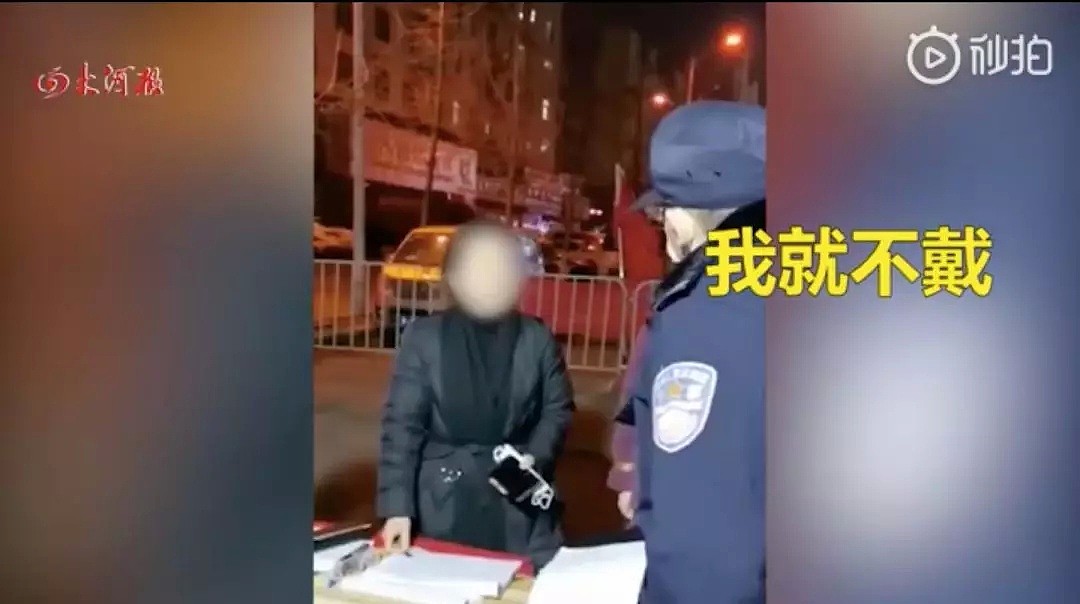 连说16个“我不戴”！医院副院长途径卡点拒绝戴口罩，被暂停职务（视频/组图） - 3