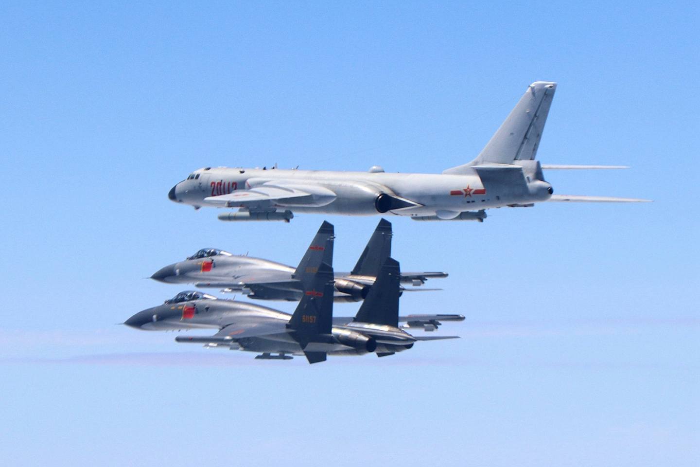 中国人民解放军空军的歼-11战斗机、轰-6K轰炸机再次进行绕岛巡航。（新华社）