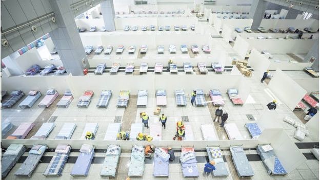 武汉正抢建方舱医院。图为改造中的武汉国际会展中心内部（2月4日）。
