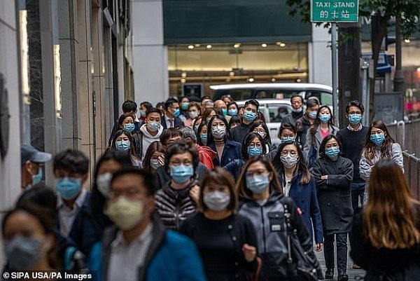 24466334-7989429-People_wearing_surgical_masks_in_central_district_of_Hong_Kong_a-a-10_1581393321579.jpg,0