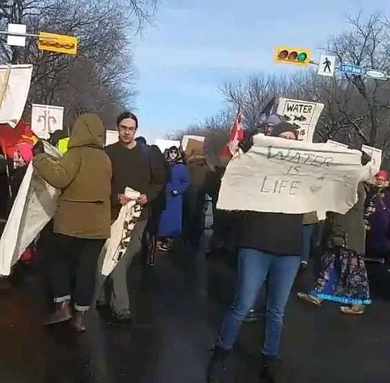 汽车冲入人群！加拿大示威者违法堵塞公路，多人差点被撞死！（组图） - 7