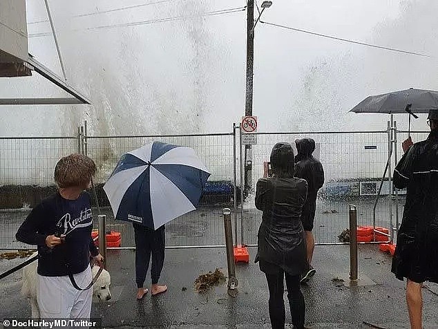 英国遭特大暴雨袭击：多地受灾，航班停运，酒店都被洪水冲走了！（组图） - 3