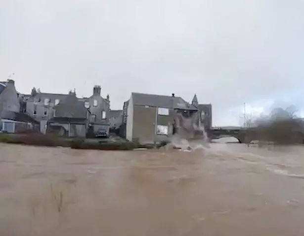 英国遭特大暴雨袭击：多地受灾，航班停运，酒店都被洪水冲走了！（组图） - 2