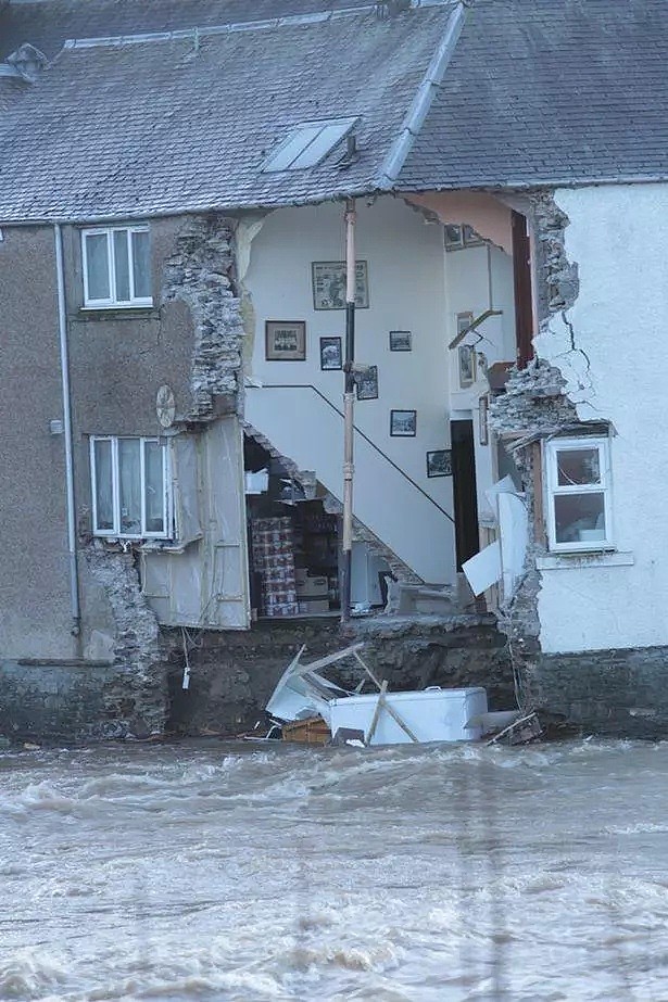 英国遭特大暴雨袭击：多地受灾，航班停运，酒店都被洪水冲走了！（组图） - 1