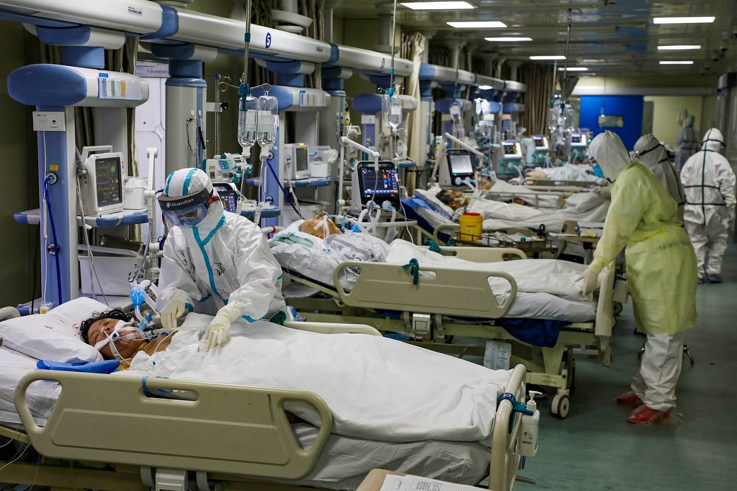 和平医院爆发大规模感染过后，不少前线医护人员遭受感染，一名护理长甚至因此病逝。（AP）