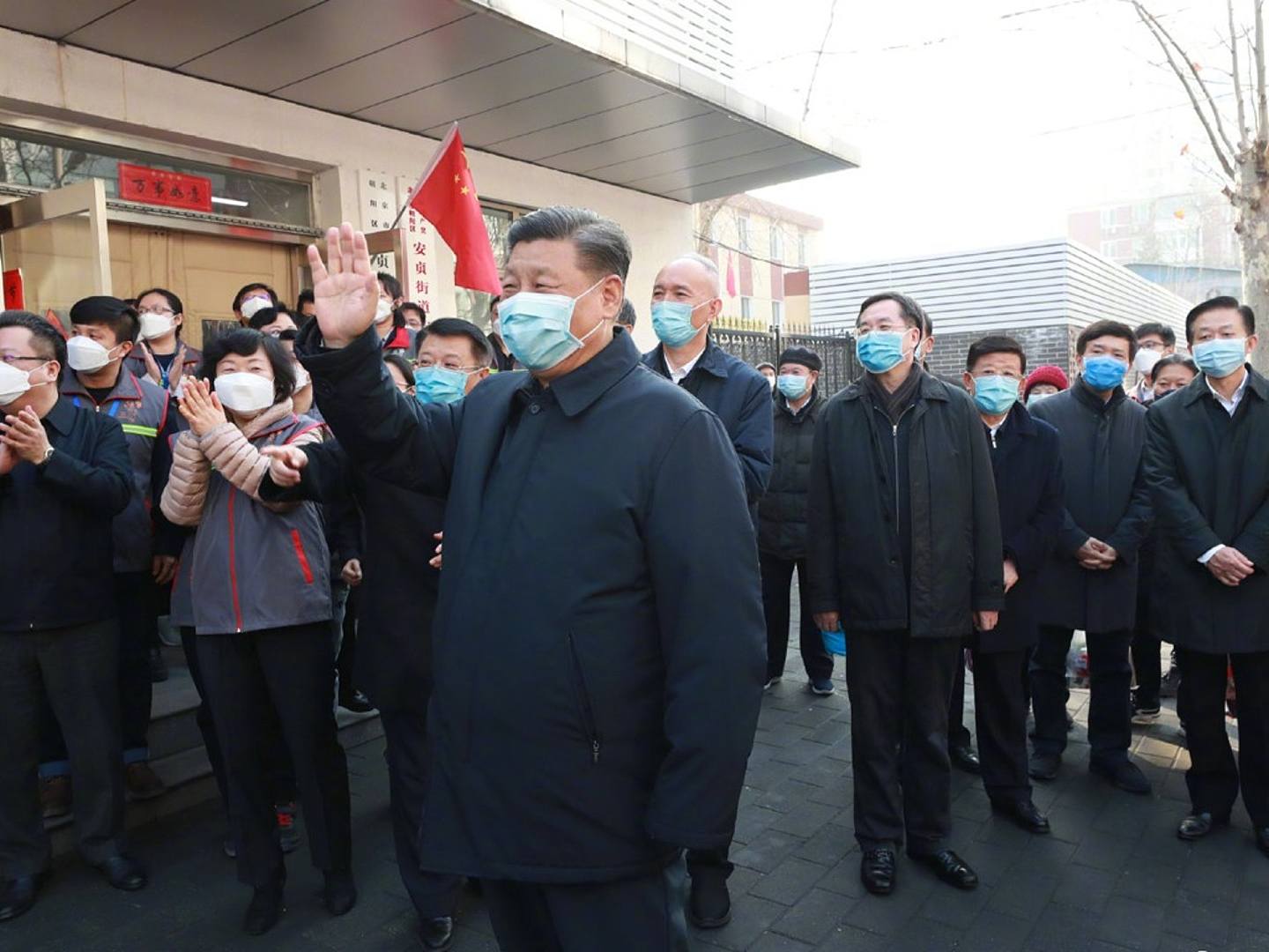 2月10日，习近平来到北京市朝阳区安贞街道安华里社区，了解居民生活必需品保障供应等情况。（新浪微博@新华视点）