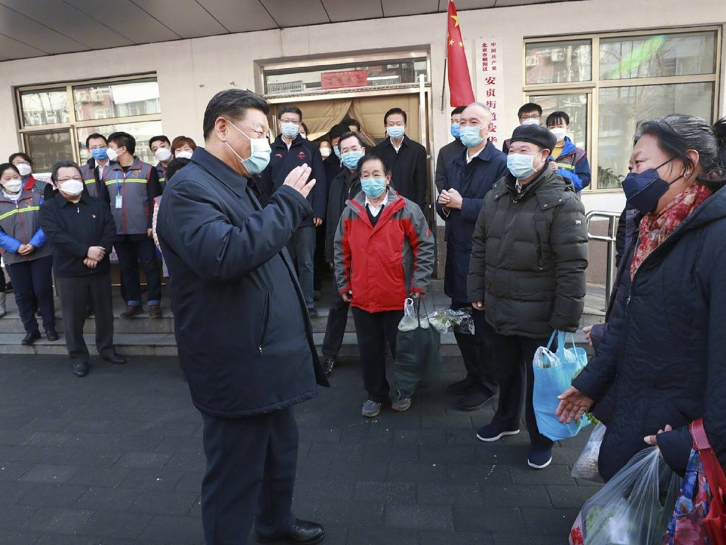 2月10日下午，习近平在北京调研指导新冠肺炎疫情防控工作。习近平来到北京市朝阳区安贞街道安华里社区，看望慰问社区居民和工作人员。（新浪微博@新华视点）