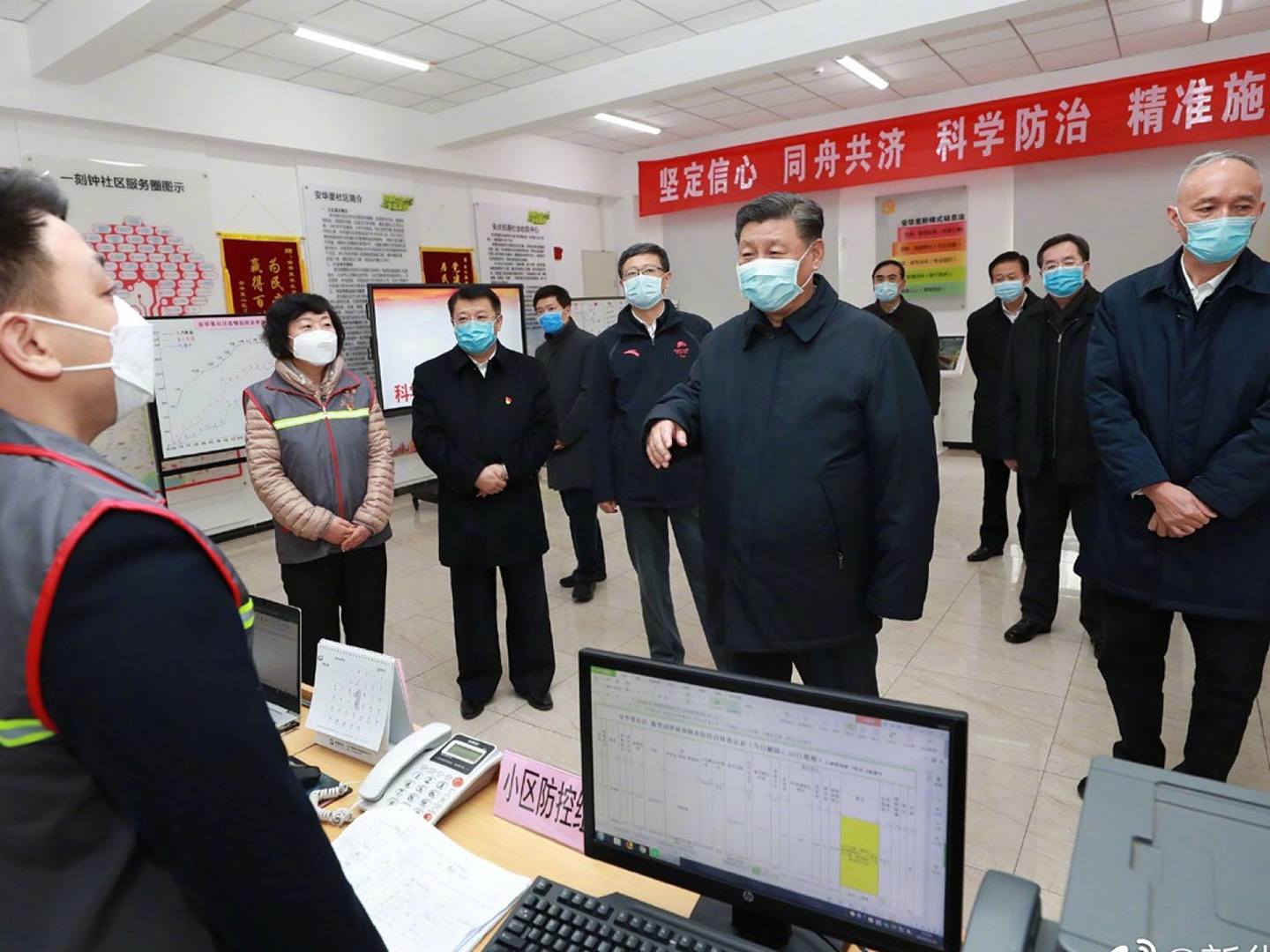 2月10日，习近平来到北京市朝阳区安贞街道安华里社区，了解基层一线疫情群防群控的情况。（新浪微博@新华视点）