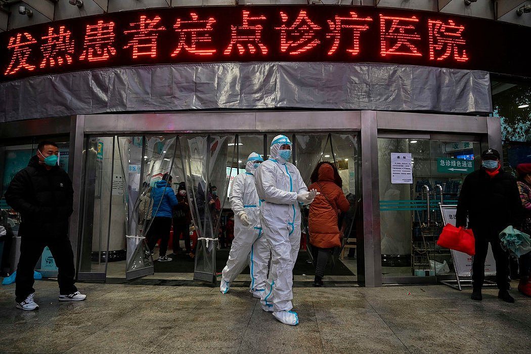 1月，武汉一家医院外的医护人员。中国在该地区部署了医学专家，以应对病毒疫情。