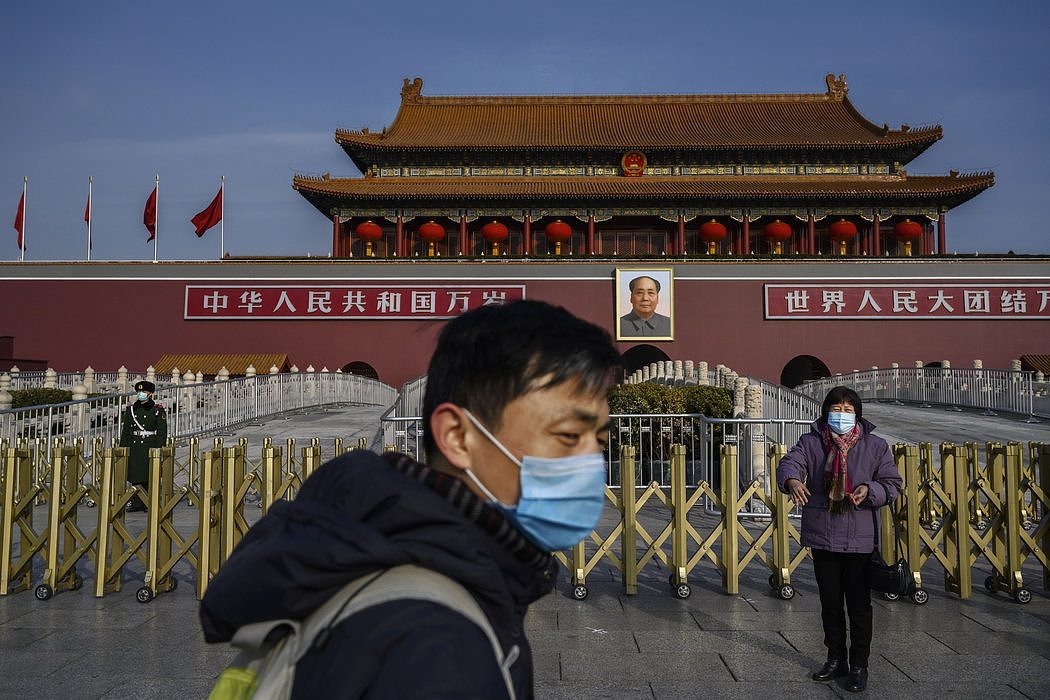1月，冠状病毒疫情暴发期间，戴口罩的人在北京天安门前走过。