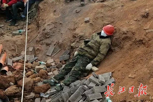 被禁止回家的医生们：我冒死守护，你竟歧视我全家！（组图） - 13