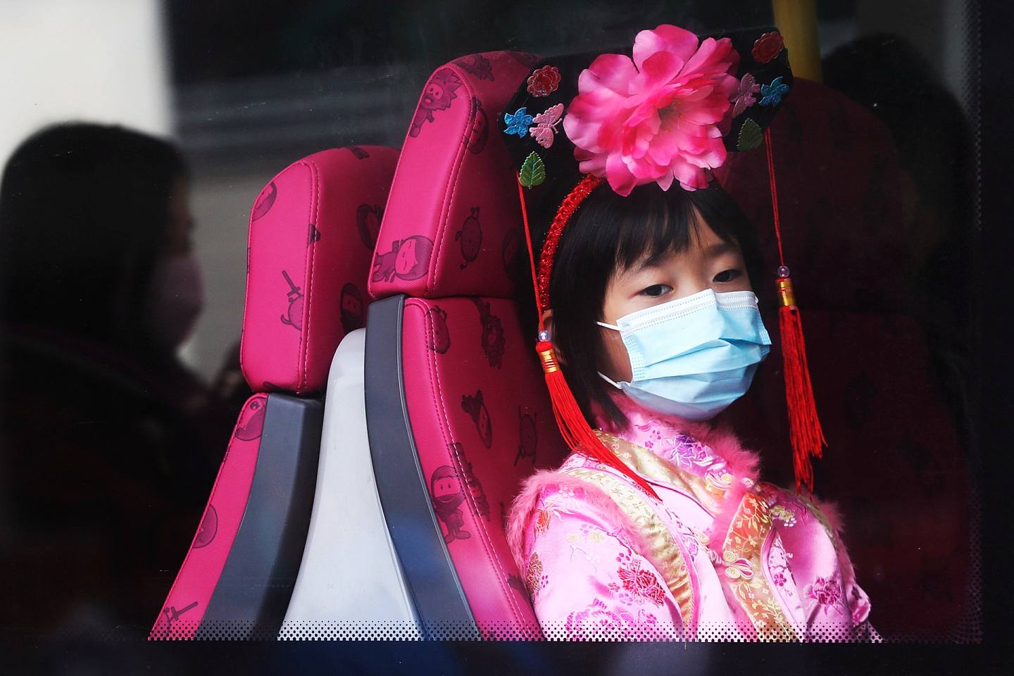 香港女孩戴口罩。在两岸四地，口罩都成为稀缺的“民生必需品”，有钱也不一定买得到。（AP）