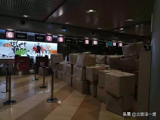中国留学生“人肉”防疫物资回国：中转被扣17小时，带货人“有来无回”