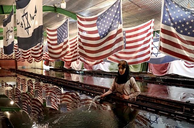 伊朗公司因造美国国旗赚大钱，老板：看着抗议者将其烧毁很兴奋