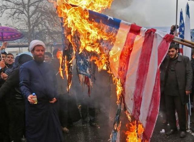 伊朗公司因造美国国旗赚大钱，老板：看着抗议者将其烧毁很兴奋