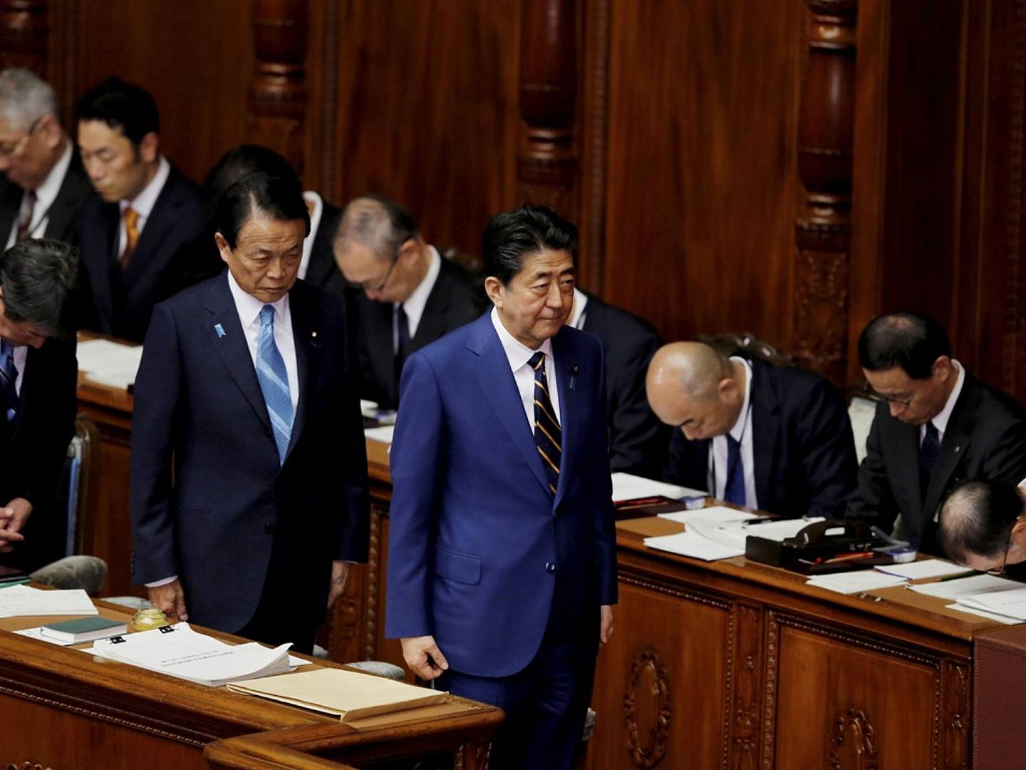 日本首相安倍晋三（前排中立者）及其麾下自民党议员已计划在2020年3月集体向中国捐款，这一款项虽然数额有限，但足以反映东京当局在疫情之下的亲善态度。（路透社）