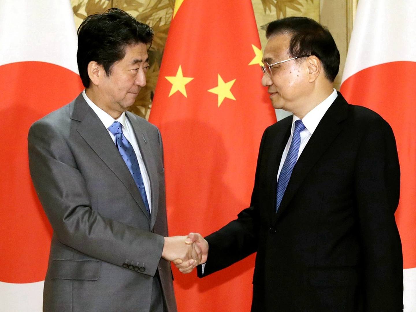 在日本首相安倍晋三（左）于2019年12月下旬访问中国，拜会中国总理李克强等人后，对中国国家主席习近平访日的安排似乎已经成为东京各界在2020年奥运会前的一大要务。（美联社）