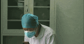 泪崩！火神山医院护士母亲过世，她向家的方向三鞠躬！网友：我想抱抱她（视频/组图） - 1