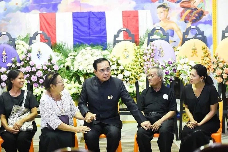 泰国总理出席枪击遇难者葬礼！国王、王后发表公告悼念（组图） - 5