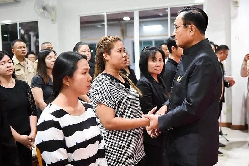 泰国总理出席枪击遇难者葬礼！国王、王后发表公告悼念（组图） - 1
