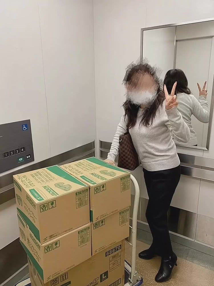 中国女子在日本代买口罩大赚120多万 晒出两捆现金炫富（视频/组图） - 1