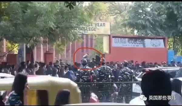 印度女校发生大规模性侵事件 上千校外男子翻墙入校 然而警方...（组图） - 8