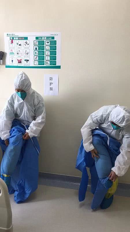 武汉病房保洁员每天清理大量医疗垃圾：怕也不会退，撑过去就好了（组图） - 2