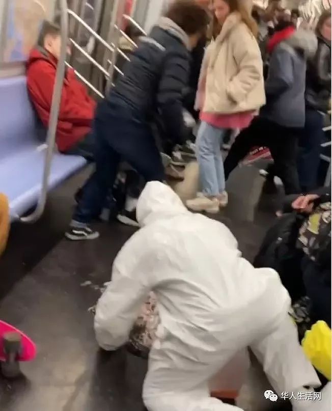 纽约地铁乘客被泼不明“病液”，现场尖叫声不断（组图） - 2