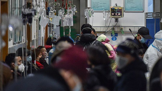 2020年1月25日，武汉市武汉市红十字会医院的发热门诊内人满为患。（法新社）