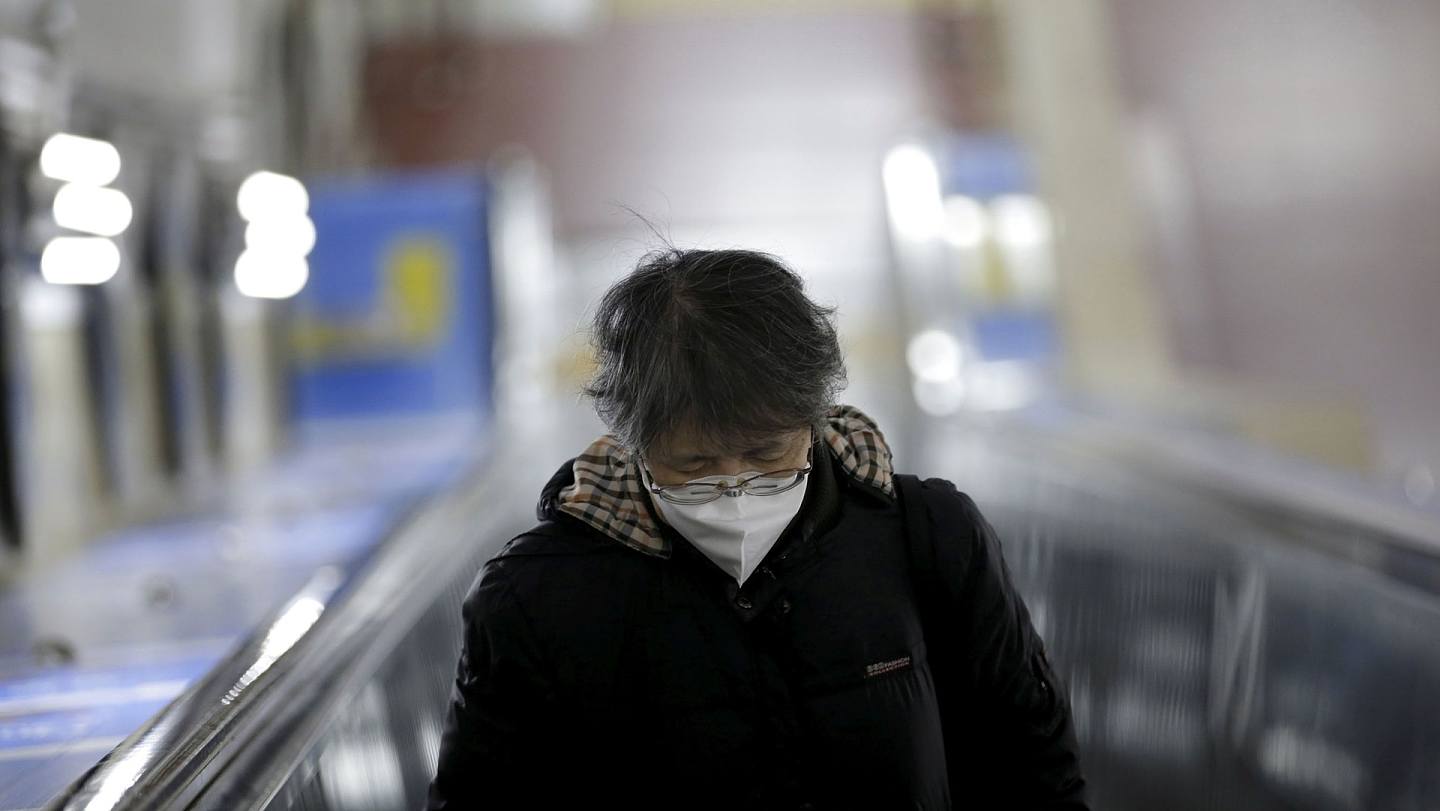 受武汉疫情的影响，多机构预测中国经济2020年GDP将降至5%以下。图为戴口罩的中年女性走在北京街头。（Reuters）