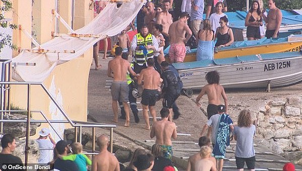 悲剧！Bondi海滩一对男女被巨浪拍下岩石 男子不幸遇难（视频/组图） - 1